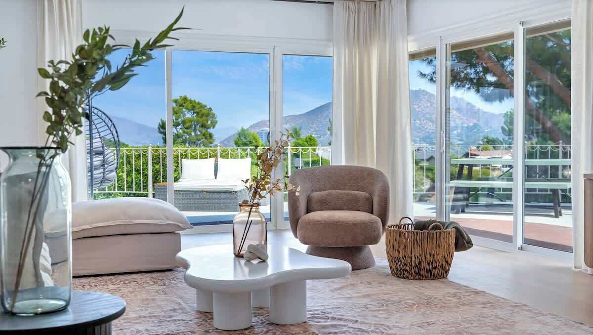 Fernseher, Kamin, Tischfußball, Arbeitsbereiche