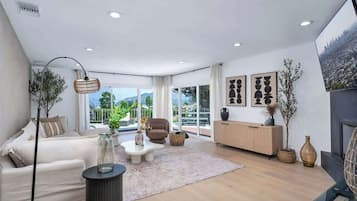 Televisie, een open haard, tafelvoetbal en een kantoor