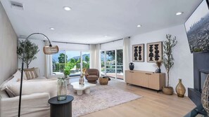 Televisie, een open haard, tafelvoetbal en een kantoor