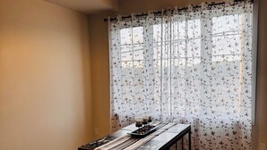 Un comedor con una mesa, bancos y una lámpara colgante.