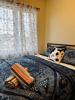 3 bedrooms, WiFi, bed sheets - Get whole house to yourself  (Thorold)