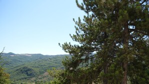 A mountainous landscape with a clear sky. - La Dimora di Pindaro (Colledimacine)