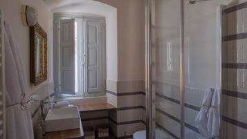 Suite, vista montagna | Bagno | Doccia, asciugacapelli, asciugamani, sapone