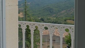 A balcony with a view of a mountainous landscape. - La Dimora di Pindaro (Colledimacine)