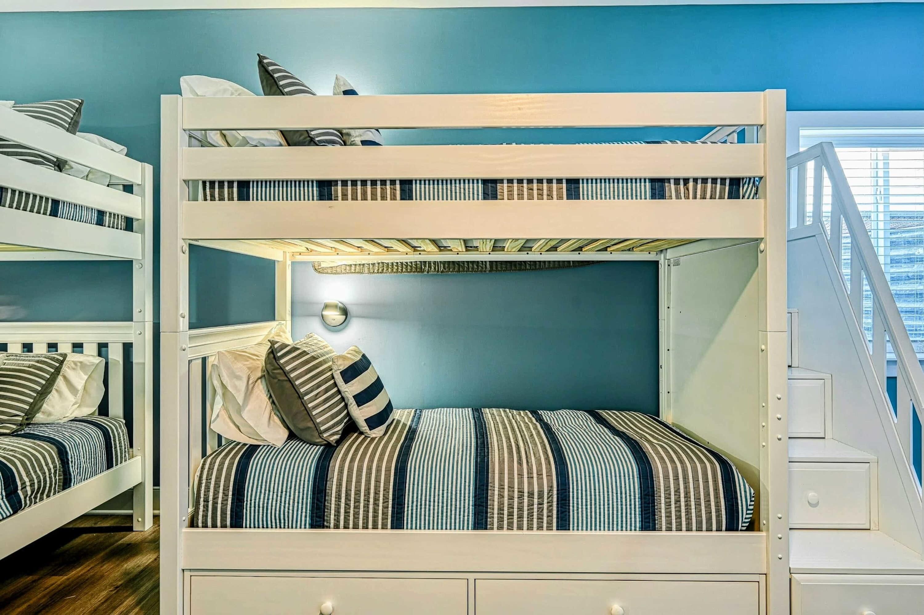 6 chambres, bureau, fer et planche à repasser, lit de bébé portatif