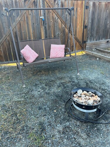 Charming 3-bedroom house with WiFi and AC in Cultus Lake.  