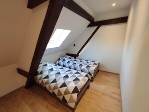 2 bedrooms, desk, travel cot, WiFi
