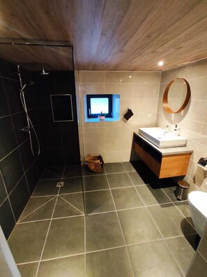 Een douche, een haardroger, handdoeken, zeep
