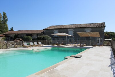 Gîtes au Château de Servanches, Dordogne, 20 Personnes, Piscine & Nature