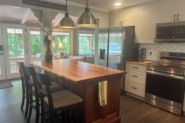 Jääkaappi, mikroaaltouuni, uuni, liesi