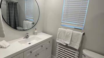 SĂšche-cheveux, serviettes fournies, savon, shampoing