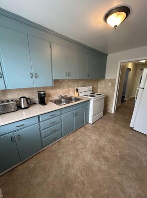 Een koelkast, een microgolfoven, een oven, een kookplaat