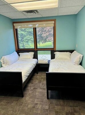 6 habitaciones, tabla de planchar con plancha, wifi y ropa de cama 