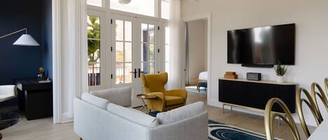 TV connectée, livres, espaces bureaux