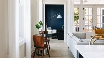 Smart-tv, böcker och kontor