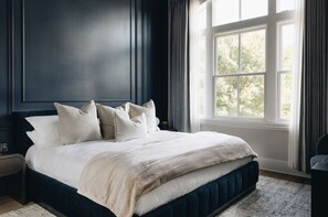 2 habitaciones, escritorio y tabla de planchar con plancha 
