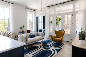 Smart TV, books, offices - Odd Bird at The Purple Martin! 2 beds and 2 full baths in Norton Commons (Prospect)