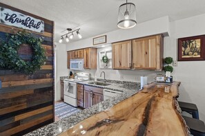 Fridge, microwave, oven, stovetop - KamAlot Kottage~Luxury Lakeview Condo~Pointe Royale Resort~Pools (Branson)