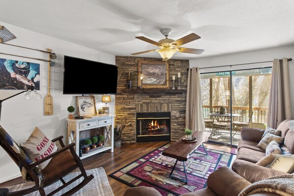 Smart TV, fireplace - KamAlot Kottage~Luxury Lakeview Condo~Pointe Royale Resort~Pools (Branson)