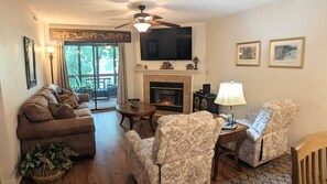 Smart TV, fireplace - Lakefront WalkIn~Luxury Lakeview~Pools~Pointe Royale Resort (Branson)