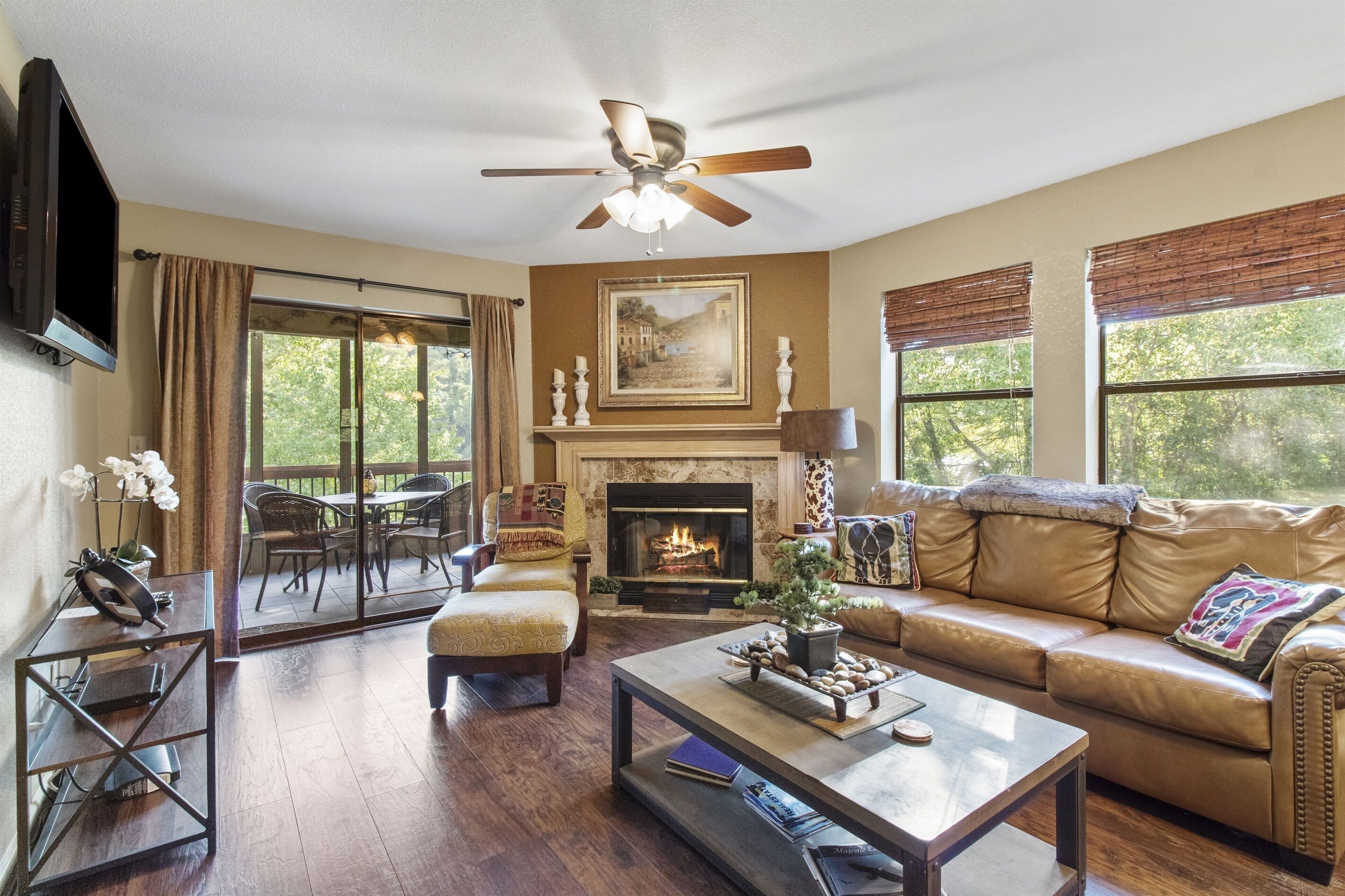 Een smart-tv, een open haard, een dvd-speler en boeken