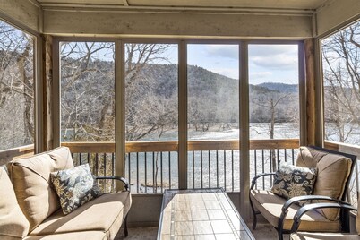 Tranquility~Luxury Lakefront Condo~Pools~HotTub