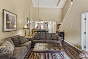 Smart-TV, Kamin, Bücher