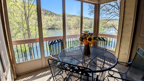 Vibrations~Luxury Lakefront Condo~Pointe Royale Resort~Pools/HotTub