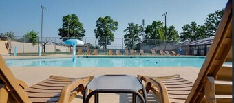Vibrations~Luxury Lakefront Condo~Pools~HotTub