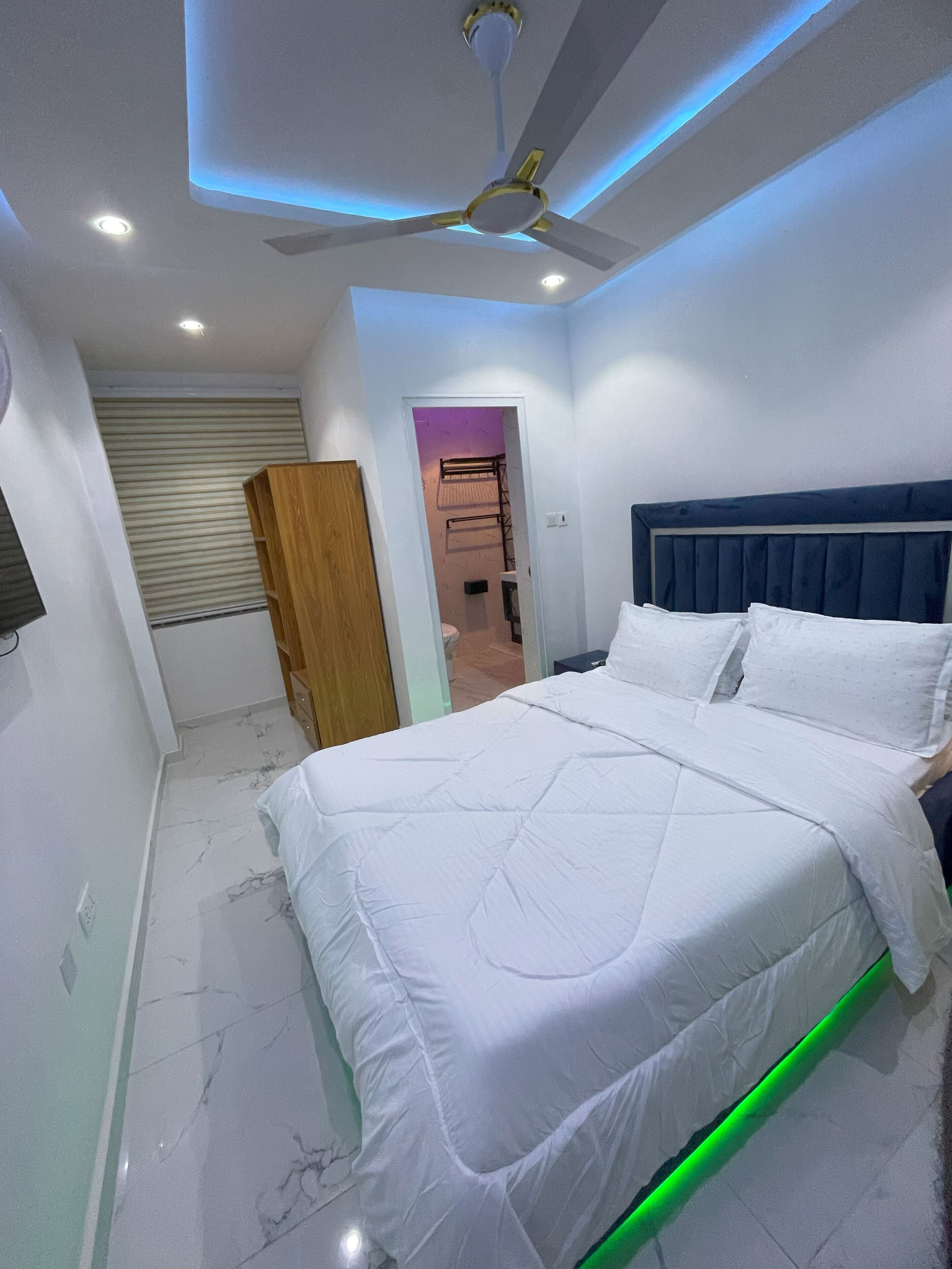 1 camera, una cassaforte in camera, una scrivania, culla da viaggio