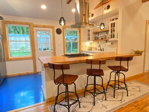 Fridge, microwave, oven, stovetop - Modern Cabin retreat. A world away but 3 miles from downtown Asheville. (Asheville)