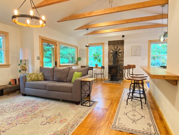 Smart TV, fireplace, books, stereo - Modern Cabin retreat. A world away but 3 miles from downtown Asheville. (Asheville)