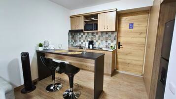 Kühlschrank, Mikrowelle, Ofen, Herdplatte