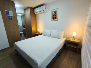 1 quarto, escrivaninha, ferros/tábuas de passar roupa, Wi-Fi de cortesia