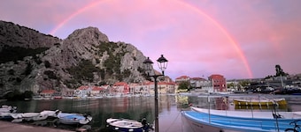 Omiš, charming 1-bedroom apartment near beach and center, with WiFi, AC, parking