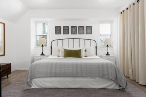 1 bedroom, iron/ironing board, WiFi, bed sheets - *NEW Farmhaus Near Town/Wineries (Fredericksburg)