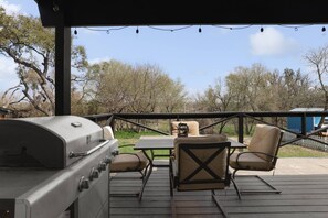 Outdoor dining - *NEW Farmhaus Near Town/Wineries (Fredericksburg)