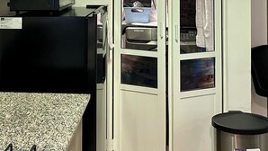 A kitchen with a microwave, toaster, and a Samsung appliance. There is a trash bin and a cabinet with a bowl on top. - Hermoso Departamento Completo, en Tlalnepantla (Tlalnepantla)