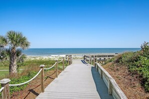 On the beach - 3 bedroom, 3 bathroom, end unit on the 2nd floor with an outdoor community pool (Fernandina Beach)