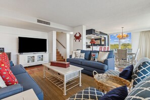 Smart TV - 3 bedroom, 3 bathroom, end unit on the 2nd floor with an outdoor community pool (Fernandina Beach)