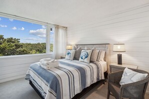 3 bedrooms, iron/ironing board, WiFi, bed sheets - 3 bedroom, 3 bathroom, end unit on the 2nd floor with an outdoor community pool (Fernandina Beach)