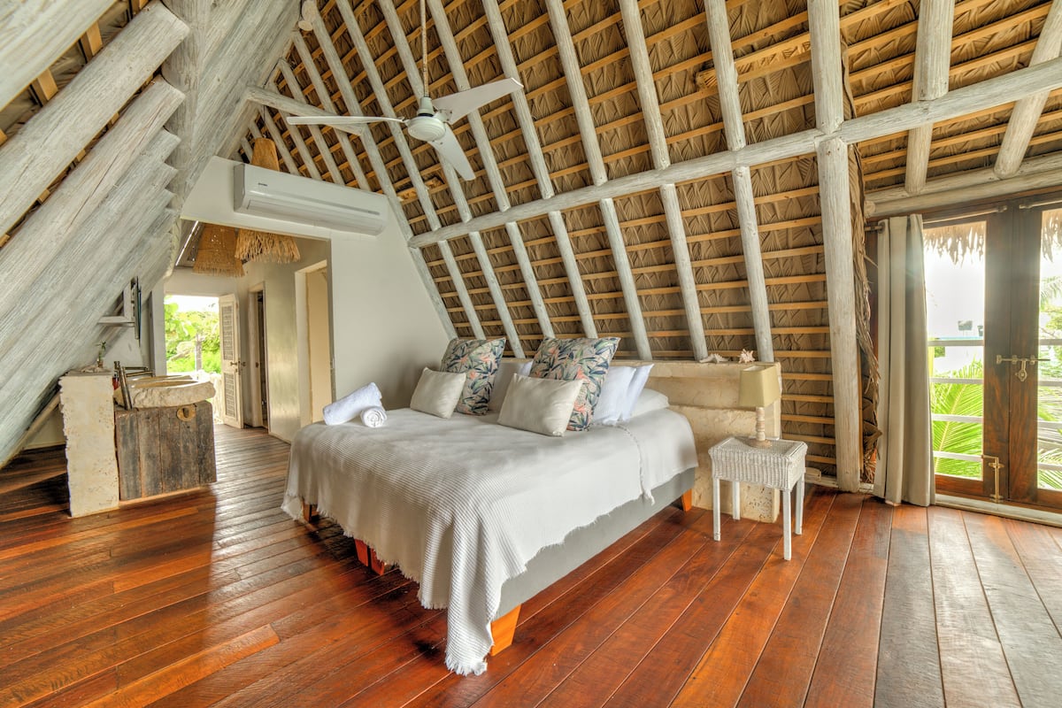 Premium bedding, in-room safe, iron/ironing board, free WiFi