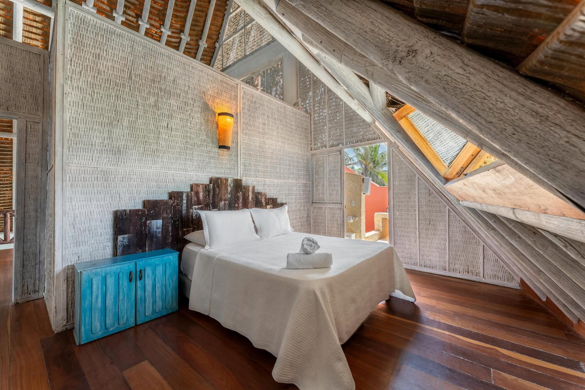 Premium bedding, in-room safe, iron/ironing board, free WiFi