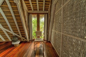 Ropa de cama de alta calidad y caja de seguridad en la habitación 