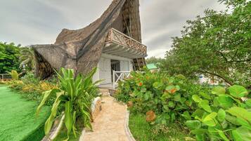 Premium bedding, in-room safe, iron/ironing board, free WiFi