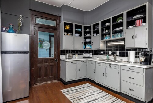 Escape it all in this 2-bedroom house with WiFi and AC in quaint Kempton