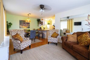Apartment, Multiple Beds, Balcony, Garden View (Mariposa Monarch) | Living area | 42-inch flat-screen TV with digital channels - Mariposa Monarch Walk to River (Kerrville)