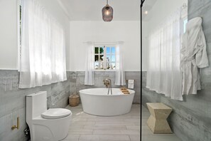 Luxe villa | Badkamer | Gratis toiletartikelen, handdoeken, zeep, shampoo