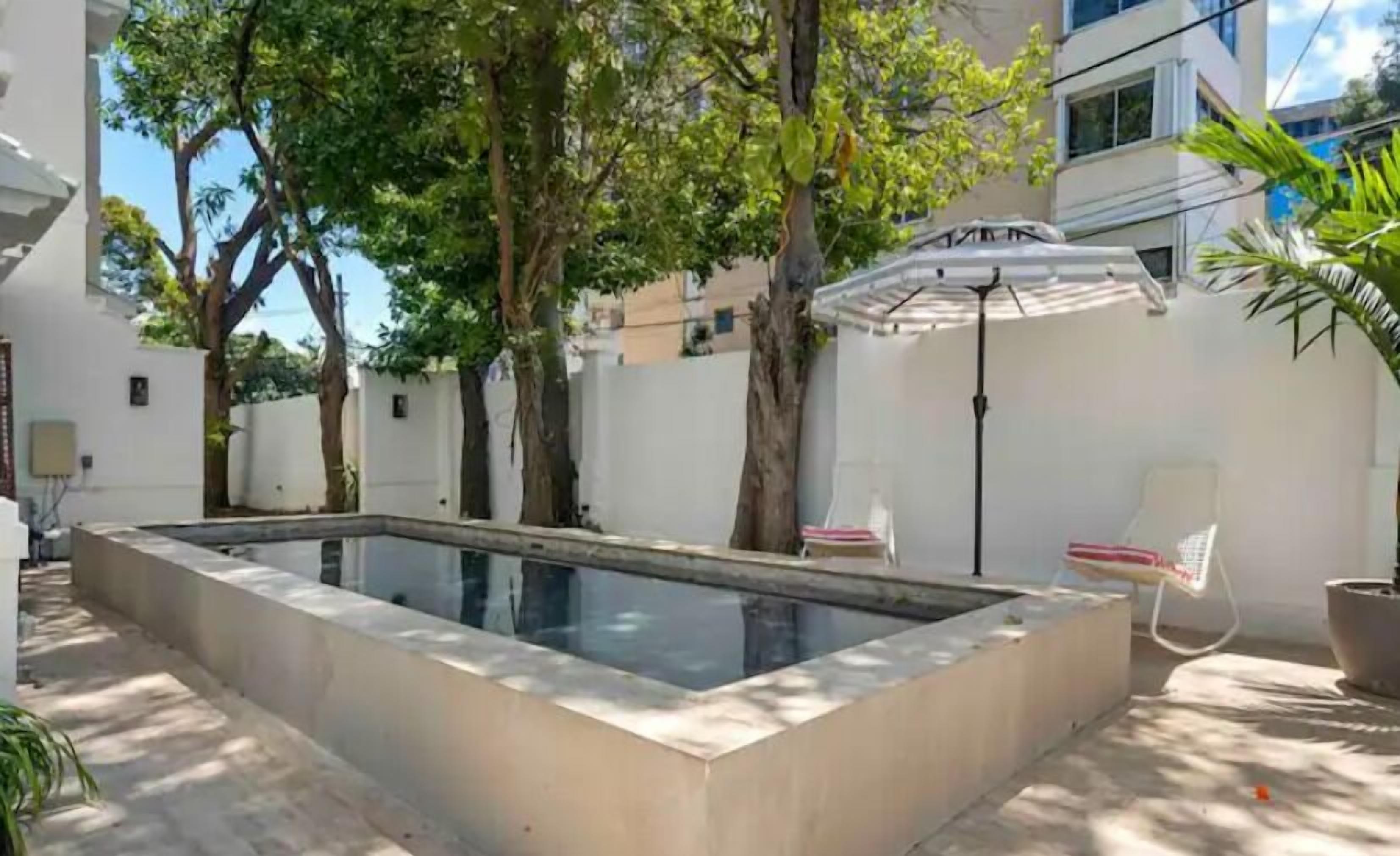 Una piscina al aire libre