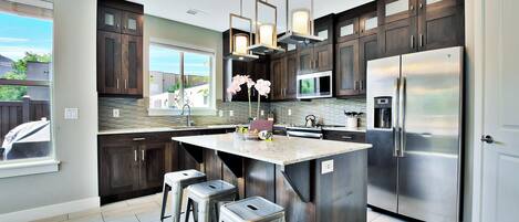 Maison Luxe, vue montagne | Cuisine privée | Grand réfrigérateur, micro-ondes, four, plaque de cuisson